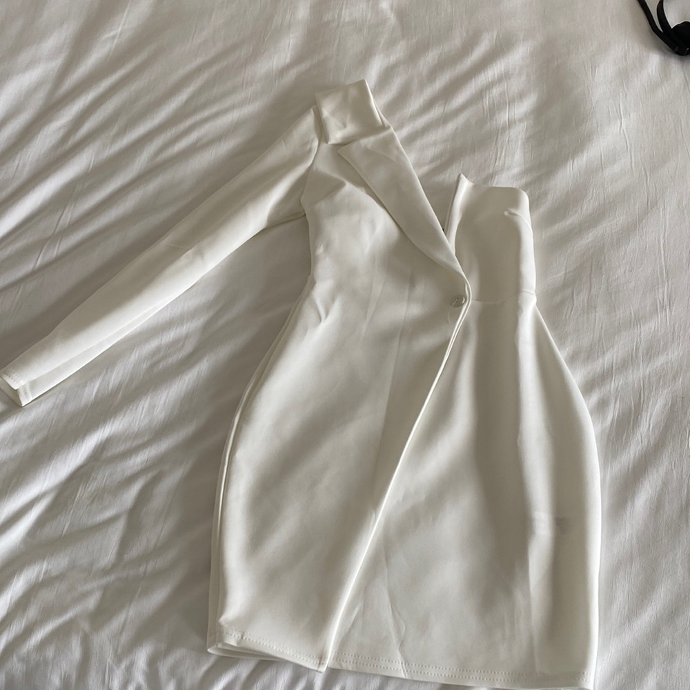 Boohoo white one sleeve asymmetric dress